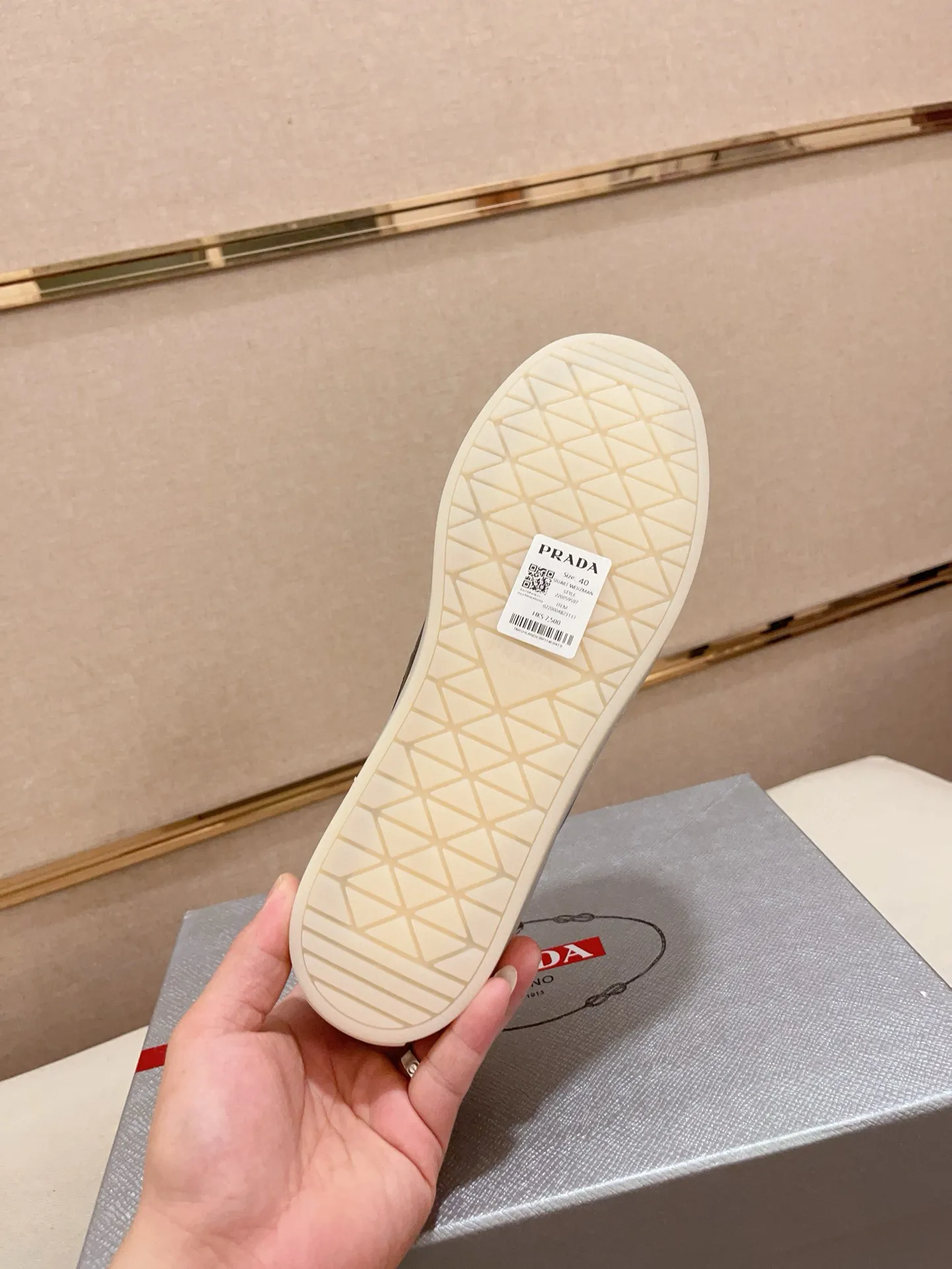 Men's shoes 💰 540💰 ✔️✔️✔️Higher version High-quality new PRADA (Prada) counters are launched at the same time. The new men's shoes and 😘 fabrics are made of high-tech glue-making technology. Lining: Full cowhide lining. 👍🏿 High-end ☄️ air-cushion molded anti-slip rubber outsole, exquisite lines, simple and elegant, comfortable and high-end for leisure travel. Code number: 38 to 44 (45 can be customized and cannot be returned or exchanged)